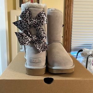 Ugg - Bailey Bow Leopard - Grey - Women’s Size 7 - NIB